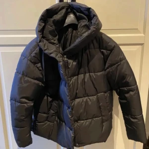 Svart vinterjacka - Säljer den populära jackan från vero moda, inga defekter eller liknande och nytvättad. Skickas samma dag som man köper❤️❤️Stl M/L