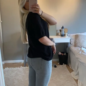 Jeans  - Skit snygga jeans från Zara i mid waist modell💞dom har slits längst ner men lite defekter från tidigare användning vilket syns på bilden😊vid frågor eller mer bilder är de bara att skriva till mig då bilden blev beskärd när man la in den💞