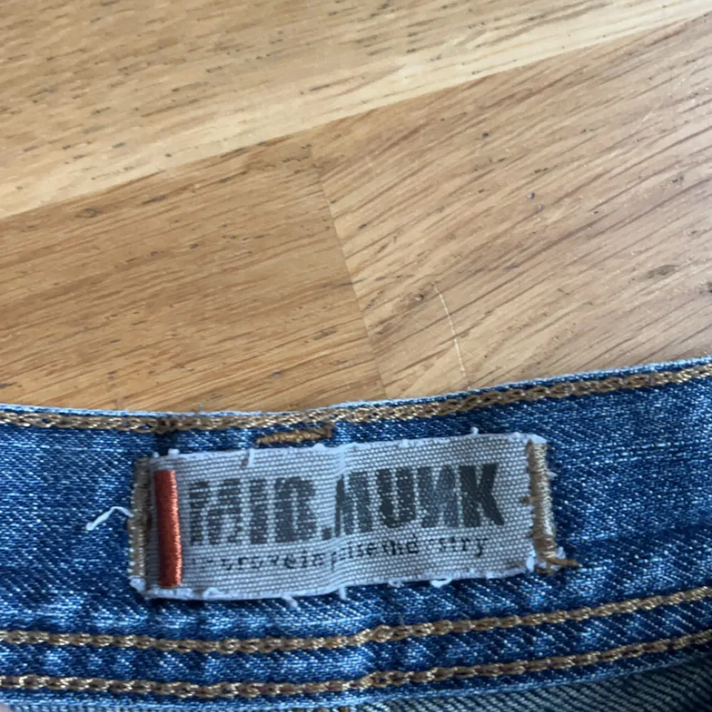 Säljer ett par klassiska blå jeans från Munk. De har en snygg slitning och är i bra skick. Perfekta för vardagsbruk med en normal passform och låg midja. Passar perfekt till både t-shirt och skjorta!. Jeans & Byxor.