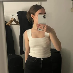 Vitt linne - Säljer detta super fina linne som passar perfekt till sommaren!🌸