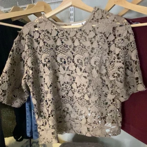 Spets T-shirt  - Söt spets T-shirt från Kappahl. Aldrig använd. Storlek xs 