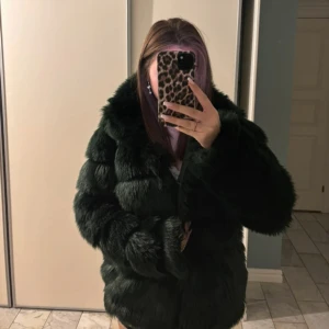 Pälsjacka  - Populär pälsjacka från Nelly i mörkgrön🤍