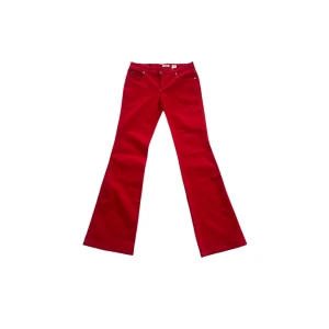 Röda jeans från Moschino - Mina snygga röda jeans från Moschino i storlek 32/34. Skulle säga att de liknar storlek M/38. 