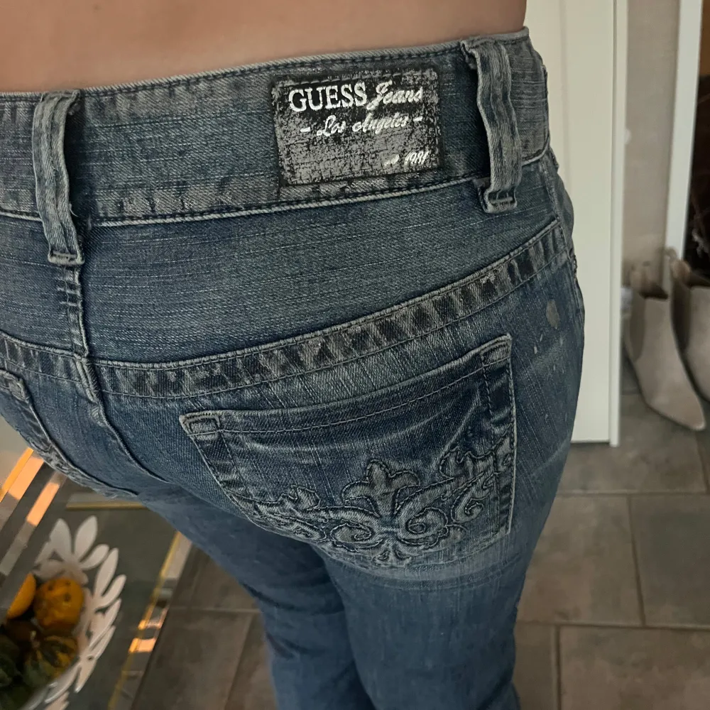 Väldigt fina jeans från guess! De är lowwaist med coola detaljer och fickor! Modellen är 165 och satt jätte fint! Kom privat för mått eller frågor!🥰. Jeans & Byxor.