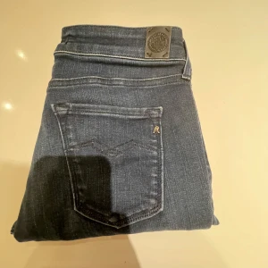 Replay jeans  - Säljer ett par riktigt snygga replay jeans i färgen marinblå. De är i storlek 27/30 och kostar 1400 nypris mitt pris är endast 200