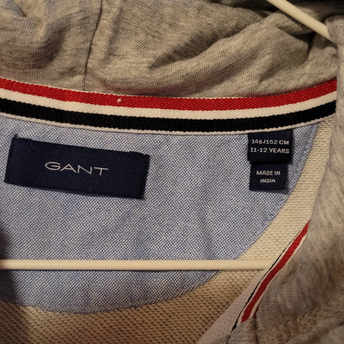Grå hoodie från GANT - 90