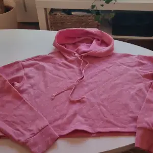 Säljer en superfin rosa hoodie från H&M Divided i storlek XS. Den är i bra skick och perfekt för mysiga dagar. Hoodien har en justerbar dragsko i huvan och långa ärmar med ribbade muddar. Perfekt för både vår och höst!