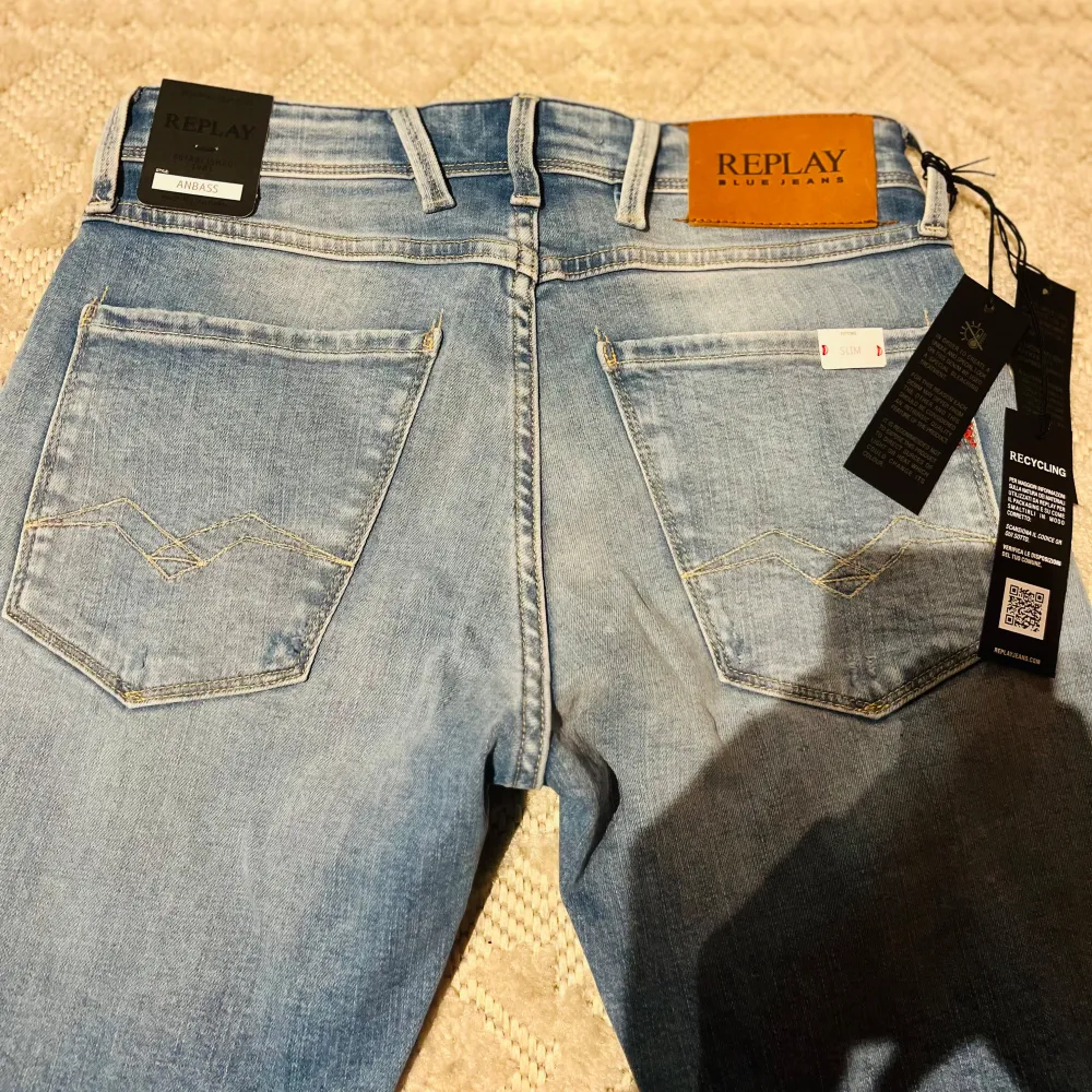 Helt nya med tags kvar, storlek 27/30. Min son tyckte inte om färgen tydligen. . Jeans & Byxor.