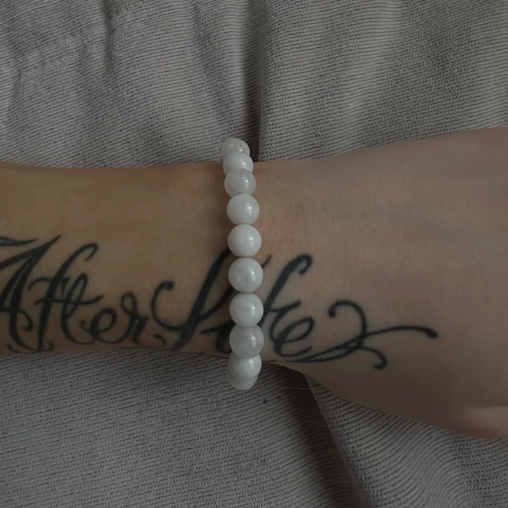Armband av rosenkvarts stenar vilket står för kärlek och läkande. Ej använt då jag har 2 stycken. Kan tänka mig att sänka priset❤️. Asusteet.