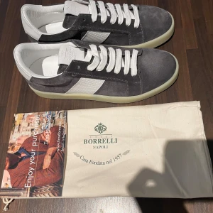 Luigi borelli - Sällsynta Luigi borelli                                                          Storlek 41                       Nypris cirka 590€.                   Helt oanvända.          Handgjorda  i Italien