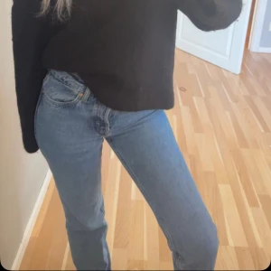 Pin mid straight jeans - Jeans från weekday, säljer pågrund av att dom inte kommer till användning. Som nya🫶 midjemått 24 innerbenslängd 32