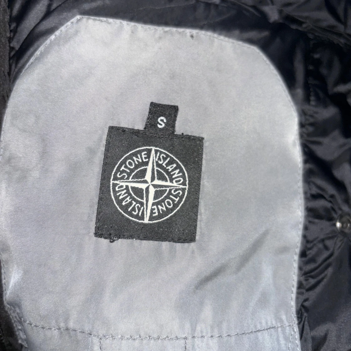 Svart pufferjacka från Stone Island - 91