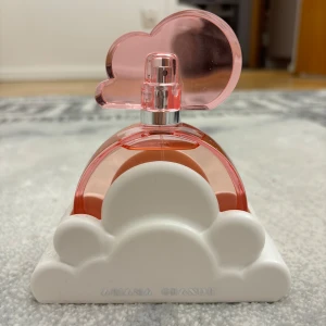 Ariana Grande Pink cloud  - Säljer denna underbara parfym, har testat och spreja 1 gång för att se hur den luktar, så knappt använd🌸🩷☁️