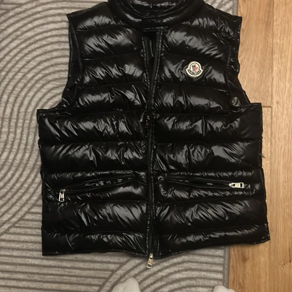 En fin moncler väst storlek s helt ny inga skador eller nåt den är äkta ny pris 8800.   Priset kan diskuteras vid snabbafär. . Jackor.