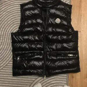 En fin moncler väst storlek s helt ny inga skador eller nåt den är äkta ny pris 8800.   Priset kan diskuteras vid snabbafär. 