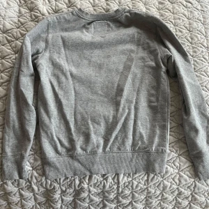 Levis tröja  - Grå nästan o använd Levis tröja 