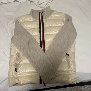 Moncler Cardigan - En otroligt fin cardigan som är väldigt sällsynt Storlek XL men passar folk i M och L, fit pics kan skickas vid begäran  