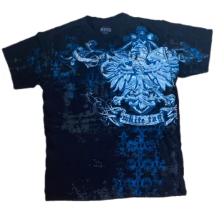 Fet svart och blå whitetag tröja - Cool svart t-shirt från White Tag med ett stort blått tryck och texten 'White Tag'. 