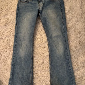 Brandy melville jeans - Jättefina lågmidjade bootcut jeans från brandy melville. Säljer då de är lite stora på mig. 