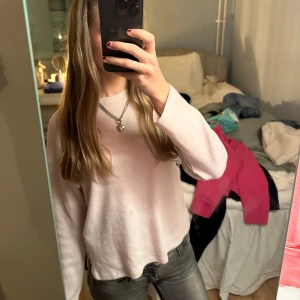 Ljusrosa tröja - Säljer en superfin ljusrosa tröja i mycket bra skick. Den är långärmad och perfekt för både vår och höst. Super mysig och skönt material. I storlek 140 men passar mig som är xs. Priset kan diskuteras och skriv för fler bilder❤️❤️