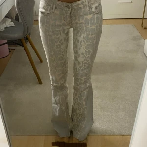 Leopard jeans - Säljer dessa ascoola och otroligt unika leopard jeansen som är lågmidjade och omsydda till bootcut. Midjemåttet: 72cm Innerbenslängden: 77cm