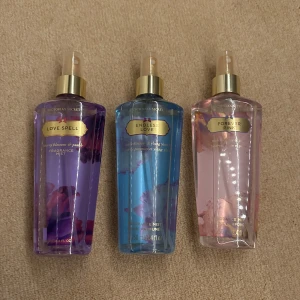 3 st Victoria’s Secret body mist  - Tre nästintill oanvända body mists från ca 2015. Alla tre är nästan fulla och dem luktar fräscht fortfarande 🩷