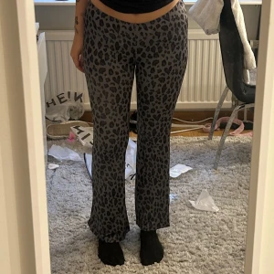 Grå leopardmönstrade byxor - Säljer ett par grå leopardmönstrade byxor i mycket bra skick. De är högmidjade och har en bekväm passform som är lite loose. Perfekta för en avslappnad dag eller en cool festlook. 🐆