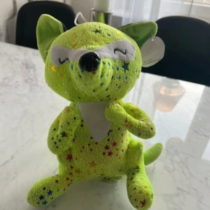 Gosedjur - En söt och färgglad mjukisräv i limegrönt med glittriga stjärnor i olika färger. Perfekt som en rolig och unik dekoration eller som en present till någon som älskar mjukisdjur. Gosedjuret är aldrig använt 💚