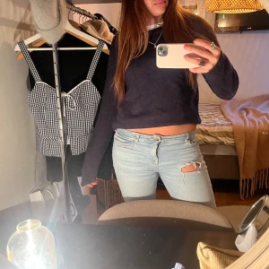 Mörkblå stickad tröja - Säljer denna snygga mörkblå stickade tröjan💙🙌🏼