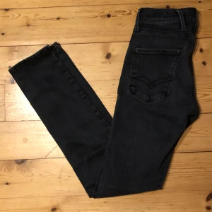 Replay Anbass - Replay Anbass Hyperflex - Pris: 499kr - Storlek: W29 L32 - Bra skick utan defekter 9/10 - Hör av er för mer information!