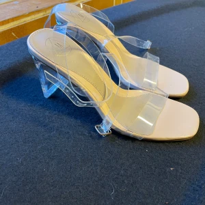 Klackskor genomskinlig storlek 37 - Klackskor genomskinlig storlek 37 från missguided 