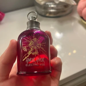 Amor Amor parfym  - Testad parfym! Testat 1 gång lucktar ganska fräscht lite som valentino parfymen ! 💘den kosta i ordinarie ca 500kr 💘