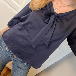 Blå blus med knytning  - Så himla fin blus som funkar till mer vardagliga och festliga tillfällen ⭐️⭐️