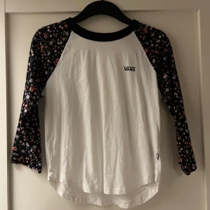 Vit och blommig långärmad tröja från Vans - Tröjan är använd ett fåtal gånger så den är i fint skick