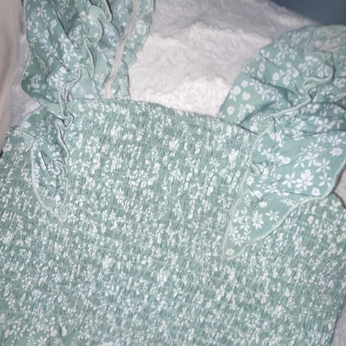 Grön blommig topp med volangdetaljer