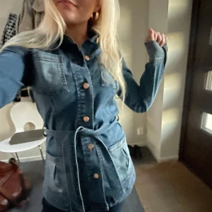 Jeansjacka med knytning  - 🥰🥰🥰fint skick!!