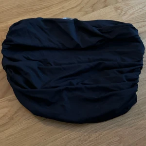 Svart mössa - Säljer en enkel och stilren svart mössa i mjukt material. Perfekt för att hålla värmen under kyliga dagar. Passar till de flesta outfits och är ett måste i garderoben för höst och vinter.