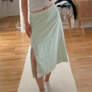 Kjol Vero Moda - Mönstrad kjol från Vero Moda i storlek M. Slits på ena sidan. Mycket bra skick. 