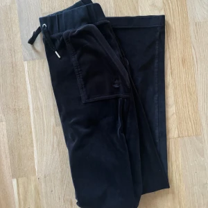 Juicy couture byxor  - Svarta juicy couture byxor i storlek S, använda men bra/okej skick, inget som syns tydligt men lite ljusare i tyget och så då de är tvättade ofta