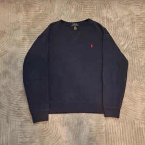 Ralph Lauren tröja - Säljer min snygga Ralph Lauren tröja i storlek XS. Den är i topp kvalitet och har ibga defekter. Priset går att diskutera.