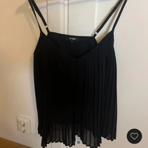 Svart volang topp - Söt svart volang topp som passar till allt!! Toppen är i väldigt bra skick o har inga tecken på användning🤩🤩