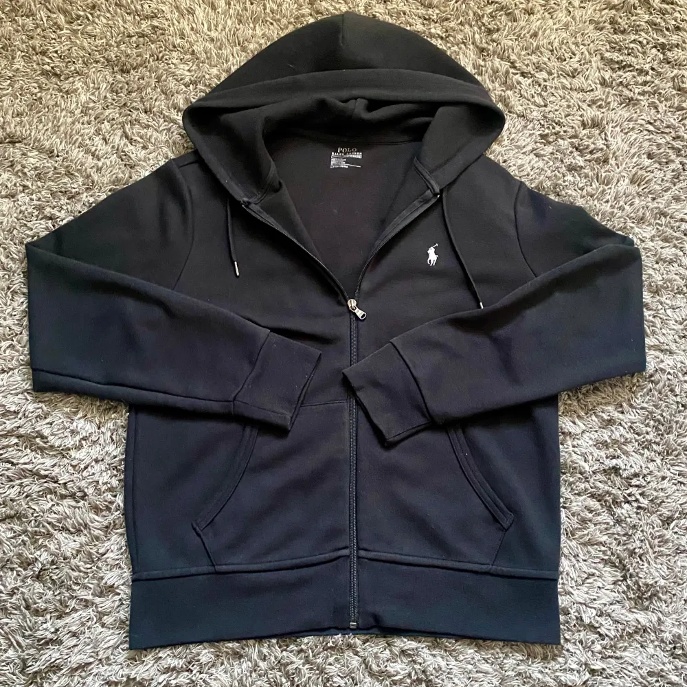 Ralph lauren zip hoodie, skick 8.5/10. Hör av er vid frågor! Pris kan diskuteras!. Hoodies.