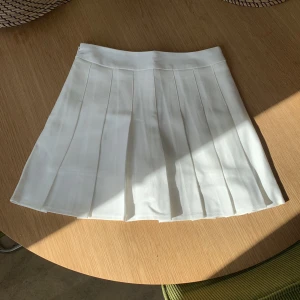 Vit tenniskjol - Vit tenniskjol med inbyggda skjorts i storlek S. Köpt på Amazon, aldrig använd