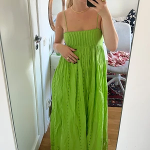 Grön klänning  - Ljusgrön långklänning köpt på zara för några år sedan. (Jag är 165cm)