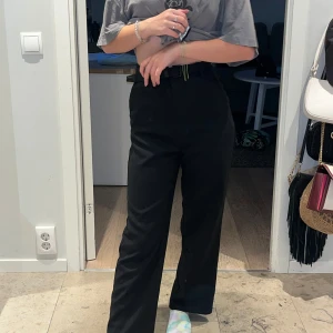 Kostymbyxor - St 32, säljer för de inte används, ginatricot i nyskick skriv för frågor💕