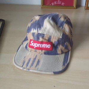 Supreme keps  - Köpt för 10 år sen, inte använt på flera år. Den är äkta jämfört med allt annat från Supreme på den här appen.