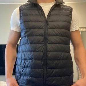 Väst Uniqlo - Fint skick