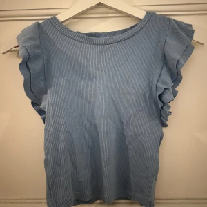 Zara topp  - Säljer min blåa zara topp då den inte kommer till användning💖