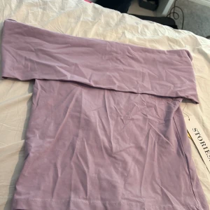 Lila topp  - Jätte fin tröja ifrån Ullared aldrig använd prislappen är fotfarande kvar💜