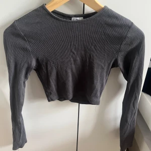Mörk grå långärmad tröja från H&M  - Bra skick knappt använd 
